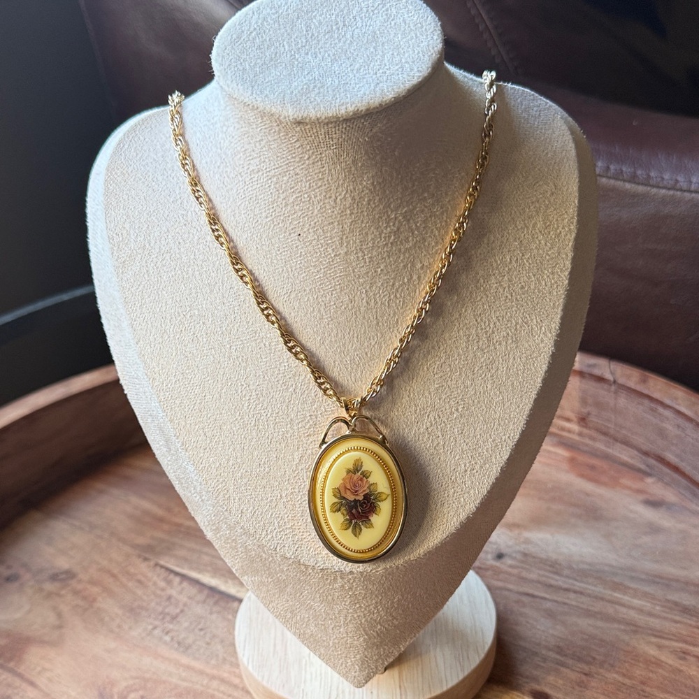 Vintage Rose Gold-Tone Floral Oval Pendant Necklace - Yellow